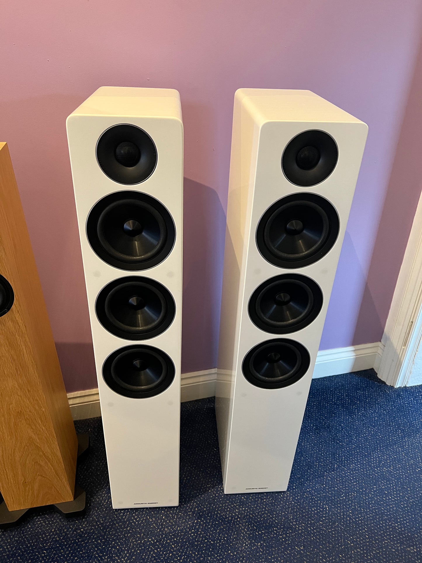 Acoustic Energy AE320 in gloss white (ex demonstration)