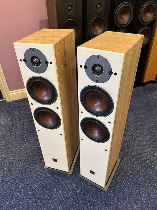 Dali Oberon 5 in Light Oak (used)